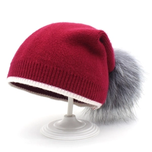 Bonnet en tricot rouge foncé pour femme avec pompon gris et bordure à rayures blanches