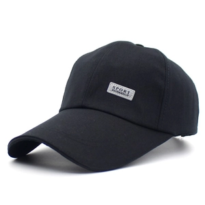 Détail de la casquette de baseball noire montrant l'étiquette tissée SPORT sur le côté