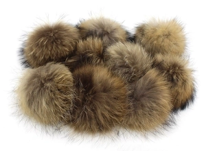 Gros plan de pompons en fausse fourrure duveteuse avec texture naturelle de tons bruns