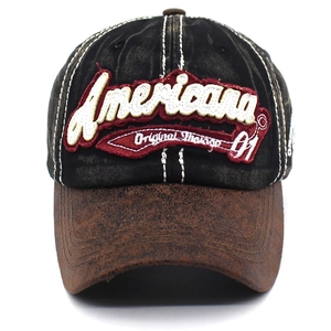 Gros plan sur le patch brodé American et les surpiqûres blanches d'une casquette vintage