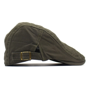 Vue détaillée du béret en coton vert olive avec boucle latérale réglable en laiton