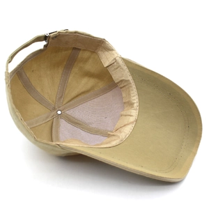 Vue intérieure de la casquette de baseball en coton kaki avec coutures et bandeau