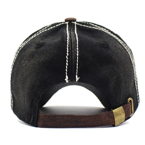 Détail de la sangle en cuir réglable et boucle en laiton sur la casquette de baseball noire