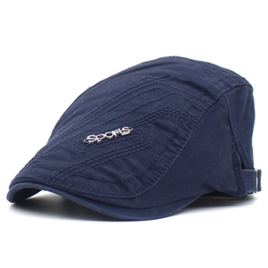 Vue détaillée de la casquette plate bleu marine avec logo sports et surpiqûres
