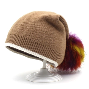 Berretto in maglia marrone da donna con pompon colorato e strisce bianche eleganti