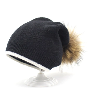 Bonnet en tricot noir avec rayure contrastée et grand pompon en fourrure pour hiver