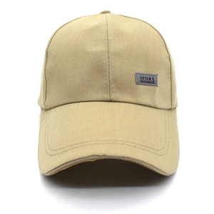 Casquette de baseball en coton kaki minimaliste avec écusson sport sur fond blanc