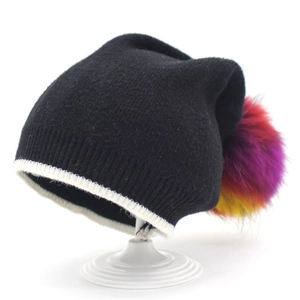 Berretto invernale da donna in maglia nera con bordo bianco e pompon colorato in ecopelliccia