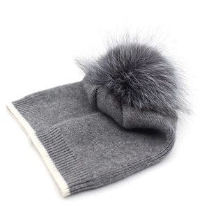 Bonnet d'hiver en tricot gris pour femme avec pompon en fourrure et protection des oreilles