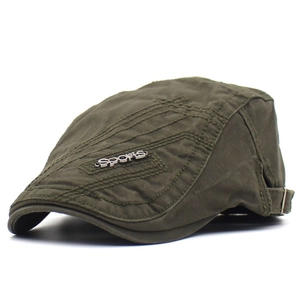 Détail de la casquette newsboy vert armée avec badge métallique SPORTS et coutures