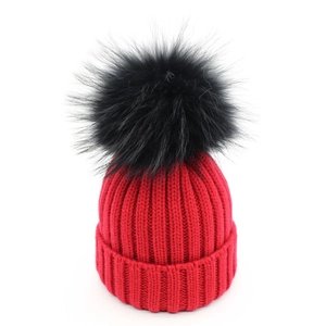 Berretto in maglia rossa da donna con grande pompon nero in ecopelliccia e coste