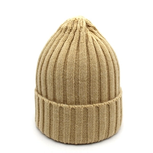 Détail du bonnet en maille côtelée kaki montrant la texture verticale et le revers large