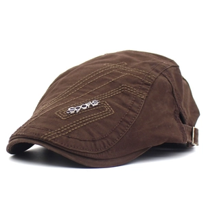Détail de la casquette plate marron avec plaque métallique SPORTS et coutures fines