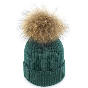 Berretto in maglia a coste verde da donna con grande pompon in pelliccia marrone rimovibile