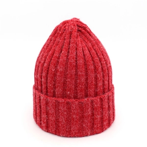 Bonnet en maille rouge classique pour femme avec texture côtelée chaude et bord replié
