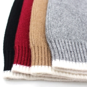 Collezione di berretti invernali da donna in quattro colori con trama a maglia spessa