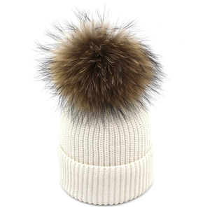 Berretto in maglia a coste bianco crema da donna con grande pompon soffice