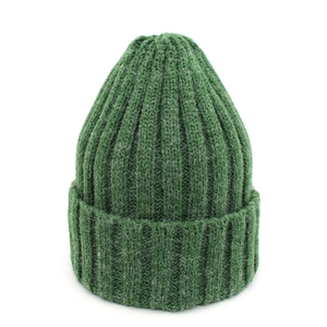Détail d'un bonnet en maille côtelée vert foncé montrant la texture épaisse en laine