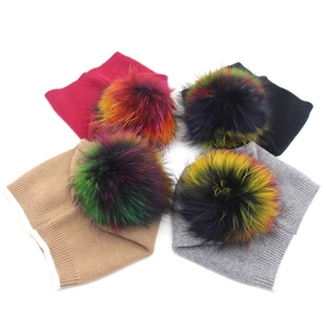 Set di quattro cappelli invernali a maglia rosso nero cammello e grigio con pompon colorati