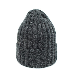 Détail de la texture en maille côtelée gris foncé et du fil épais du bonnet d'hiver