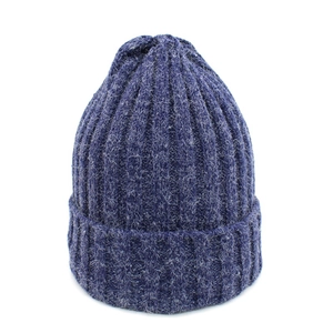 Détail du bonnet en maille bleu marine chiné montrant la texture côtelée et les fibres