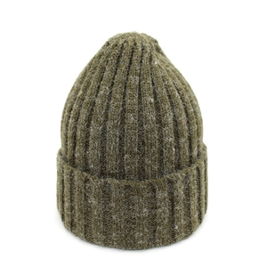 Gros plan du bonnet en tricot vert foncé montrant la texture côtelée et l'aspect doux
