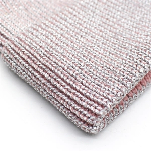 Détail du bonnet en tricot rose avec fil métallique argenté et texture raffinée