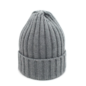 Détail du bonnet en maille côtelée grise avec texture épaisse et revers large
