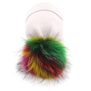 Bonnet tricoté pour femme avec pompon en fourrure arc-en-ciel et fil argenté brillant