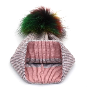 Bonnet en maille côtelée rose avec fil argenté scintillant et grand pompon coloré d'hiver