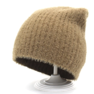 Détail du bonnet en tricot kaki avec texture en fausse fourrure douce et doublure chaude
