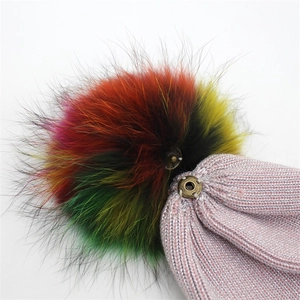 Bonnet en tricot rose pour femme avec un grand pompon en fourrure coloré amovible