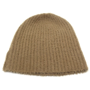 Détail de la texture douce en fourrure marron sur un bonnet tricoté chaud pour femme