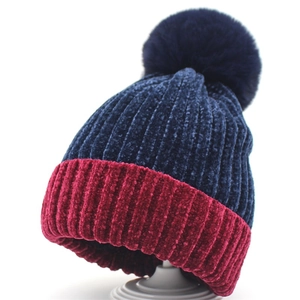 Damen Chenille Strickmütze mit Bommel in Marineblau und Rot, warmes Kontrastdesign