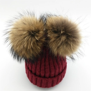 Gorro de punto granate para mujer con dos pompones grandes de piel suave y diseño acanalado