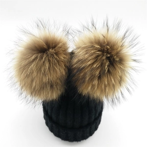 Gorro de punto de lana negra para mujer con dos pompones grandes de piel sintética