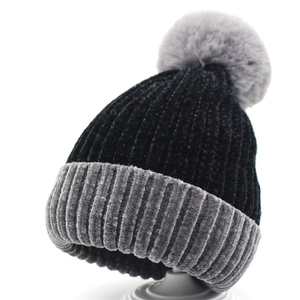 Damen Chenille-Strickmütze in Schwarz und Grau mit einem großen Kunstfell-Bommel