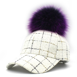 Casquette baseball en tweed à carreaux crème et or avec un grand pompon violet