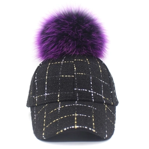 Casquette de baseball en tweed noir avec carreaux dorés et pompon en fausse fourrure violette