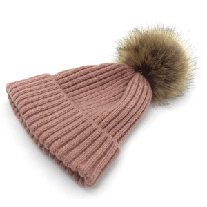 Bonnet d'hiver tricoté rose poudré avec pompon en fausse fourrure et bord à revers
