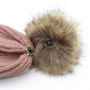 Bonnet en tricot rose avec pompon en fausse fourrure marron amovible et bouton pression
