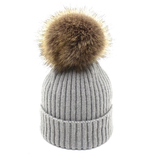 Bonnet en tricot côtelé gris pour femmes et enfants avec pompon en fausse fourrure