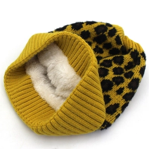 Dikke winter gebreide muts met gele luipaardprint en zachte witte fleece voering