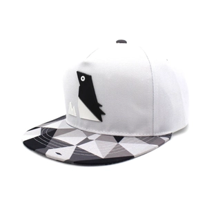Casquette snapback blanche avec imprimé géométrique et logo pingouin en 3D