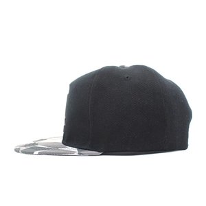 Casquette snapback hip hop avec calotte noire et visière à motif géométrique gris