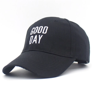 Λεπτομέρεια του λευκού κεντήματος Good Day σε μαύρο βαμβακερό καπέλο του μπέιζμπολ