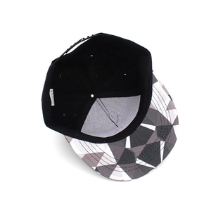 Vue intérieure de la casquette snapback avec motif géométrique et tissu en polyester