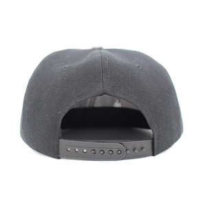 Casquette de baseball noire à bord plat ajustable avec imprimé géométrique et fermeture snapback