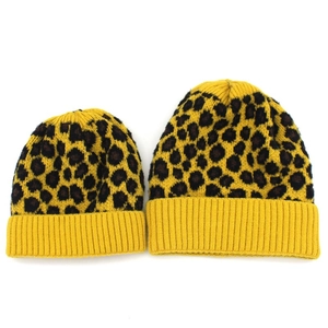 Gele gebreide mutsen met luipaardprint set voor ouder en kind met warme geribbelde rand