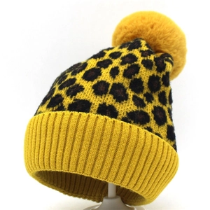 Gele gebreide luipaardprint muts met nepbonte pompon voor de winter dames en kind